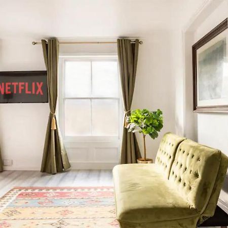 Victorian Style Apartment W/ Four-Poster Bed In Camden Town 런던 외부 사진